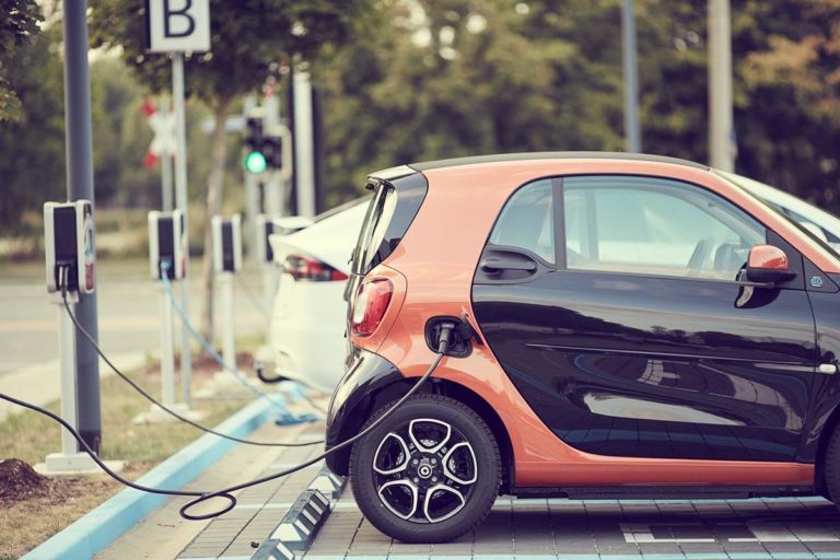 Stacje Wallbox jako normalne wyposażenie garaży dla samochodów elektrycznych.