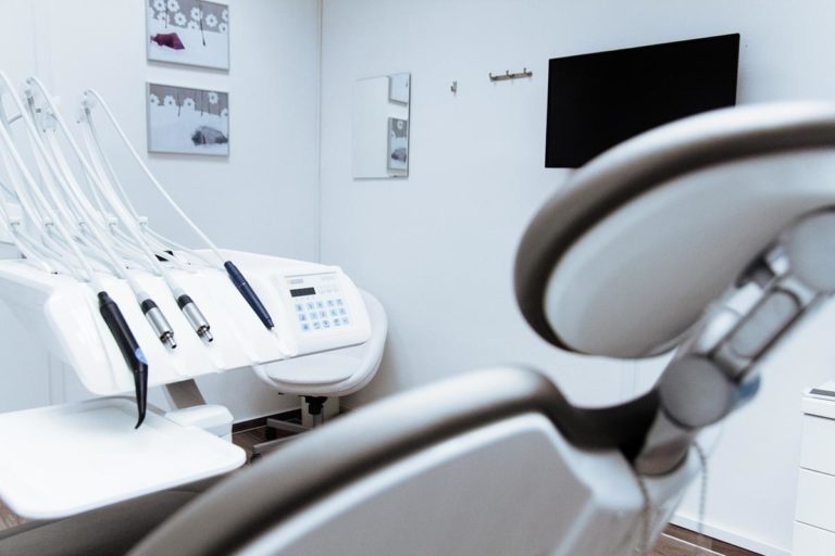 Popraw nierówne zęby i zgryz za pomocą aparatu ortodontycznego