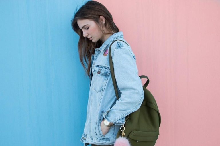 Modna i praktyczna jasna kurtka jeansowa