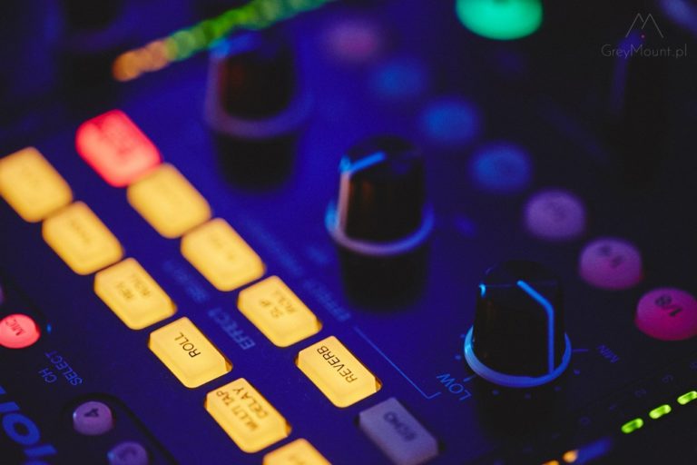 Dlaczego DJ powinien poprowadzić nasze wesele?