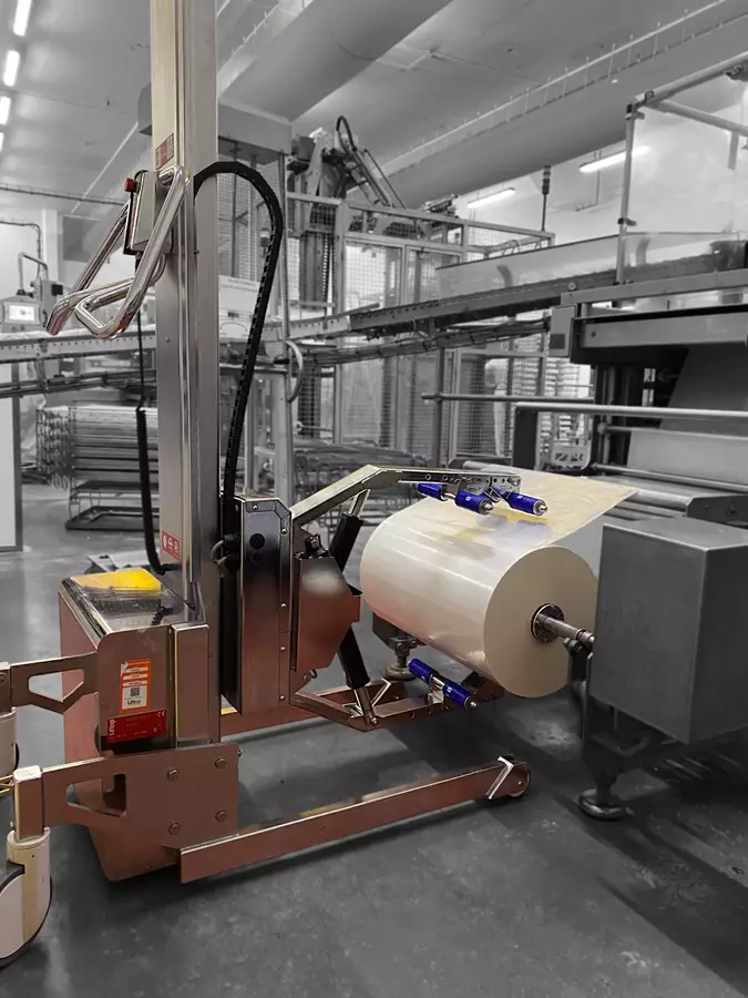 Zwiększenie bezpieczeństwa na hali produkcyjnej podczas pracy z ciężkimi rolkami